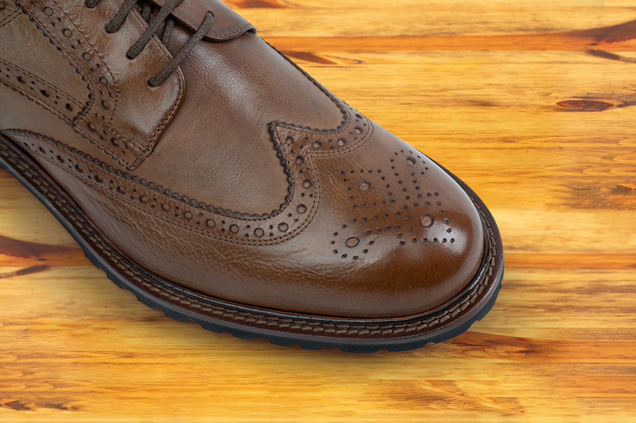 Cerris leather shoe on a wooden surface